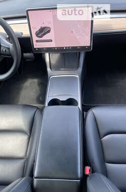 Седан Tesla Model 3 2021 в 