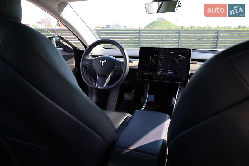 Седан Tesla Model 3 2019 в Мукачево