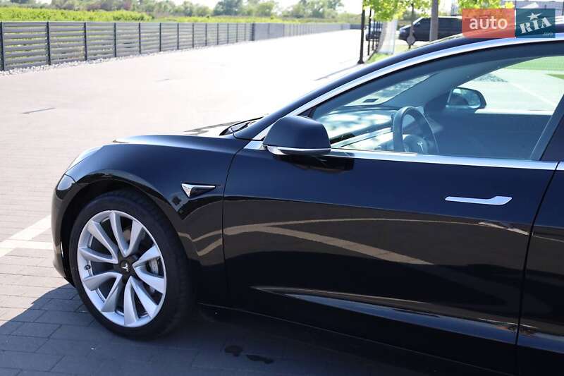 Седан Tesla Model 3 2019 в Мукачево