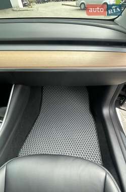 Седан Tesla Model 3 2020 в Львове