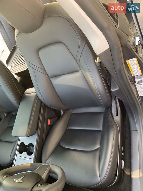 Седан Tesla Model 3 2021 в Львове