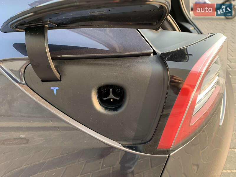 Седан Tesla Model 3 2021 в Львове