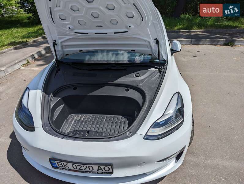 Седан Tesla Model 3 2020 в Ровно