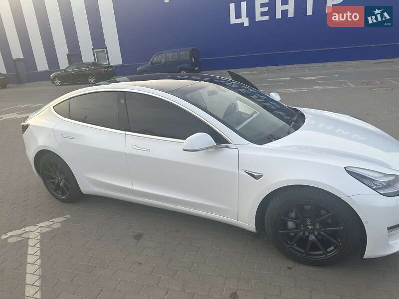 Седан Tesla Model 3 2020 в Шепетівці