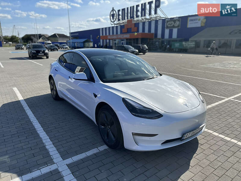 Седан Tesla Model 3 2022 в Калуше