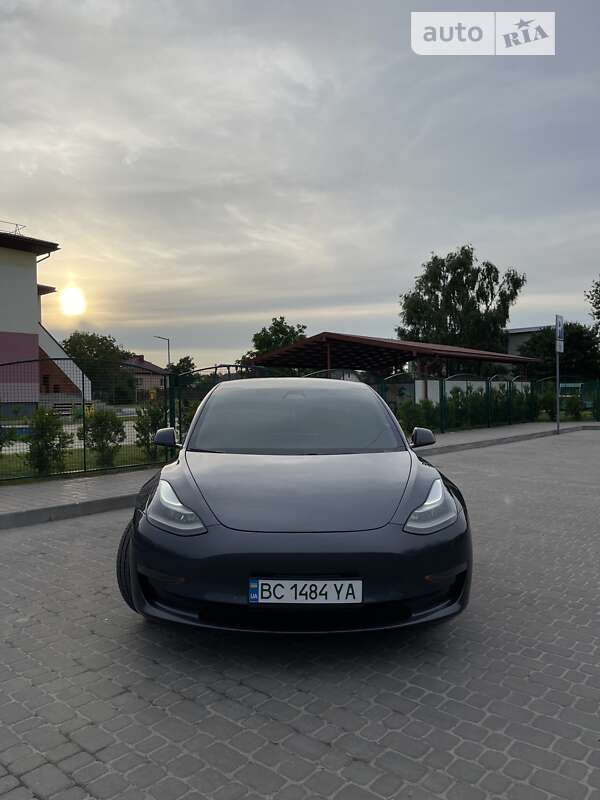Седан Tesla Model 3 2021 в Львові