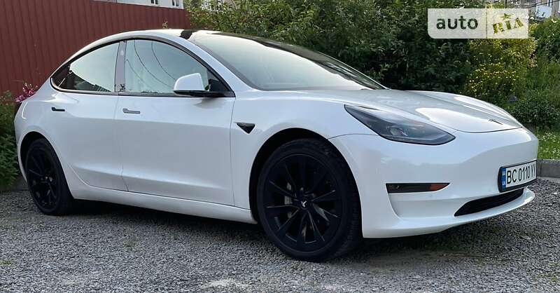 Седан Tesla Model 3 2021 в Воловцю
