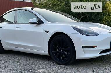 Седан Tesla Model 3 2021 в Воловцю
