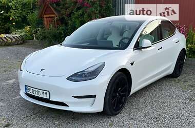 Седан Tesla Model 3 2021 в Воловце