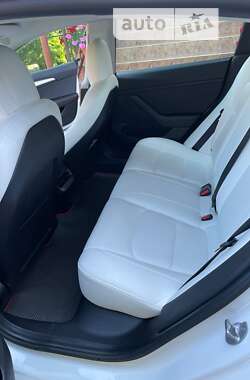 Седан Tesla Model 3 2021 в Воловце