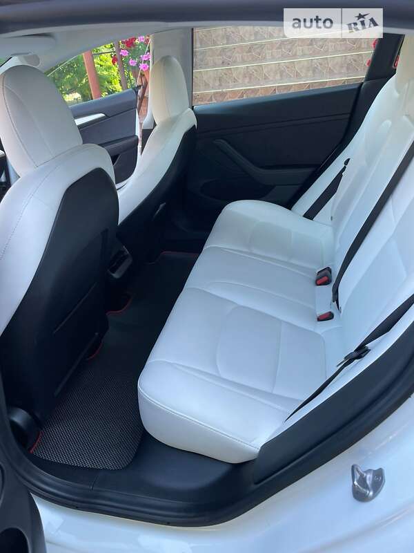 Седан Tesla Model 3 2021 в Воловцю