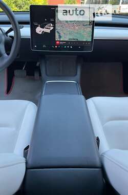 Седан Tesla Model 3 2021 в Воловце