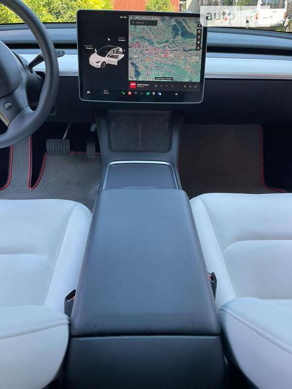 Седан Tesla Model 3 2021 в Воловцю