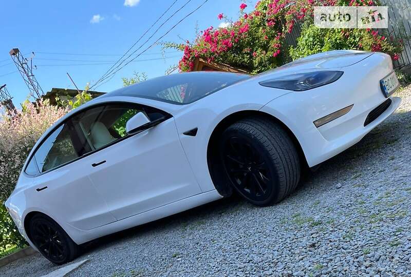 Седан Tesla Model 3 2021 в Воловцю