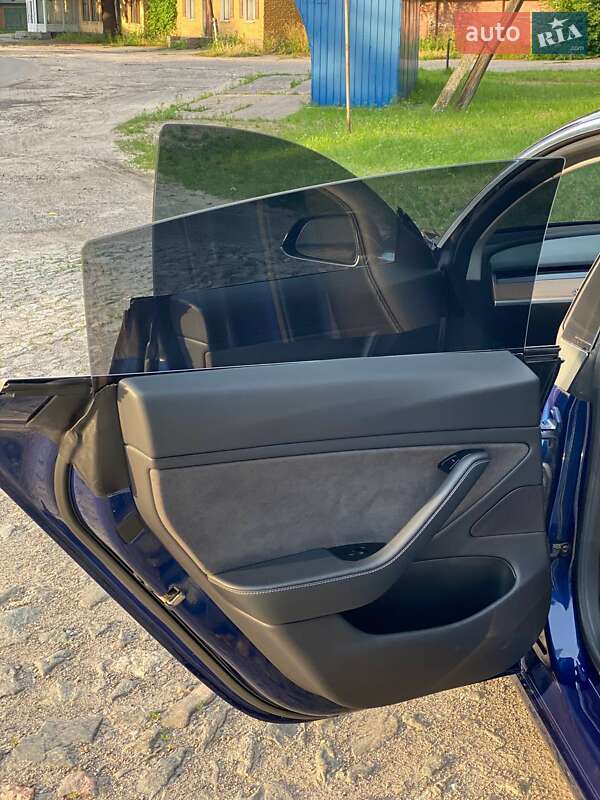 Седан Tesla Model 3 2018 в Сумах