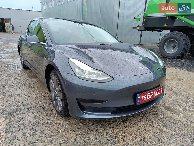 Седан Tesla Model 3 2020 в Звенигородці