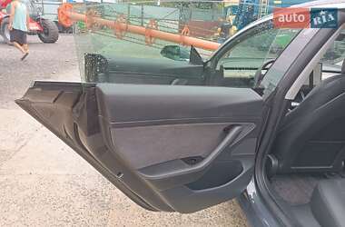 Седан Tesla Model 3 2020 в Звенигородці