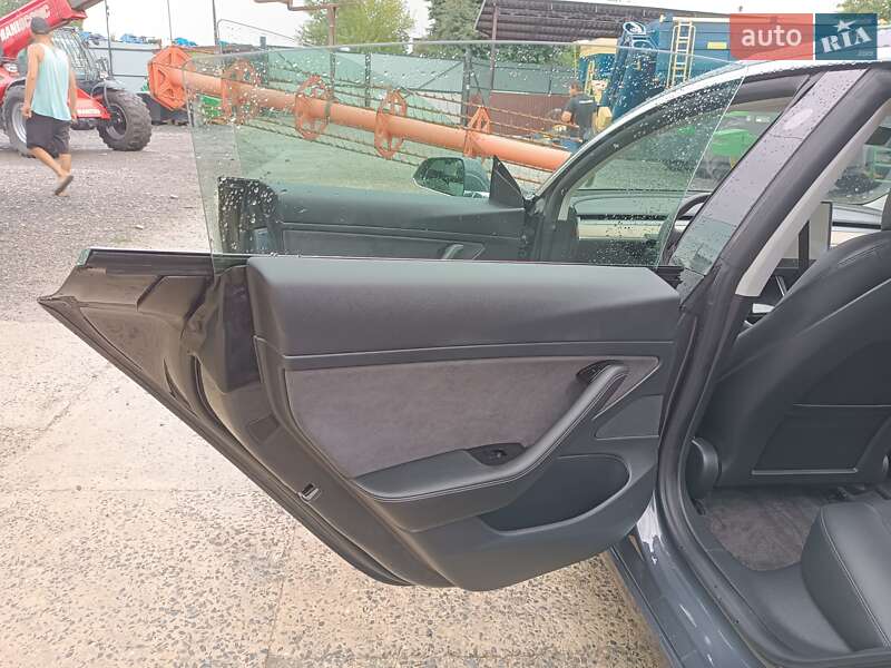 Седан Tesla Model 3 2020 в Звенигородці