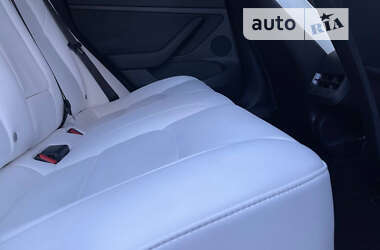Седан Tesla Model 3 2021 в 