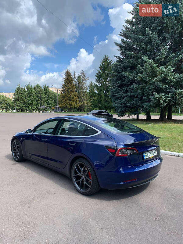 Седан Tesla Model 3 2018 в Ровно