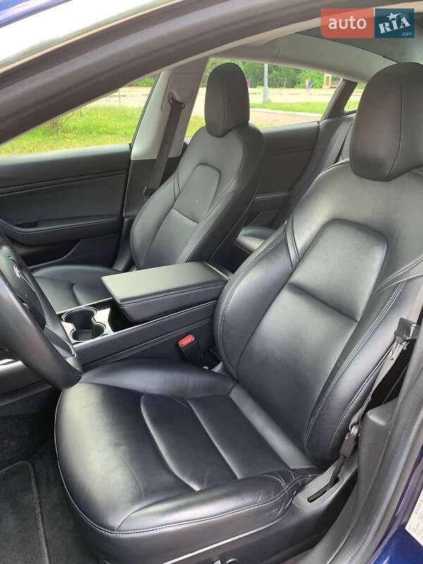 Седан Tesla Model 3 2018 в Ровно