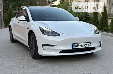 Седан Tesla Model 3 2022 в 