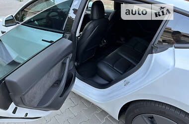 Седан Tesla Model 3 2022 в 