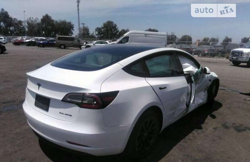 Седан Tesla Model 3 2021 в Воловцю
