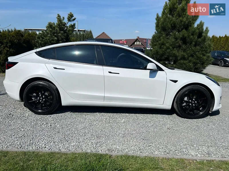Седан Tesla Model 3 2020 в Львове