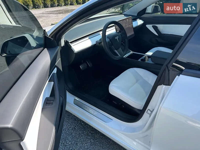 Седан Tesla Model 3 2020 в Львове