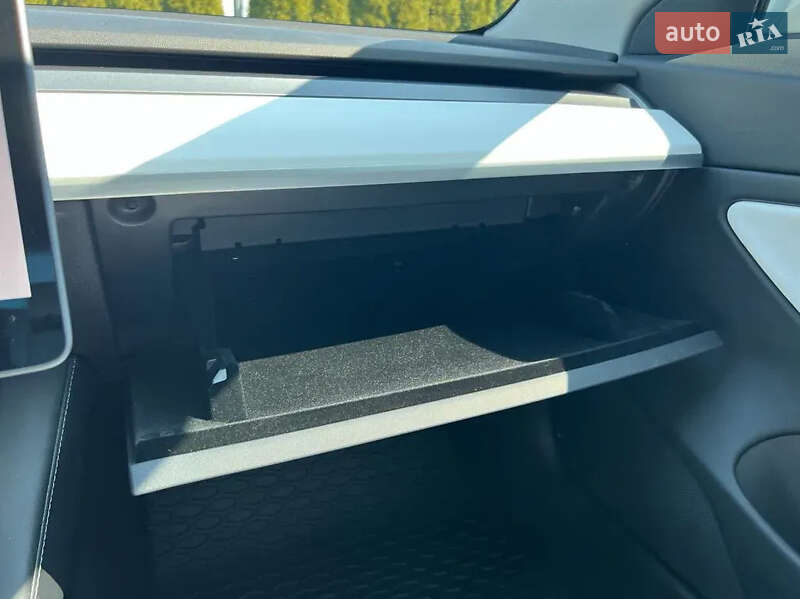 Седан Tesla Model 3 2020 в Львове