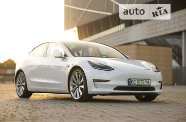 Седан Tesla Model 3 2019 в Львові