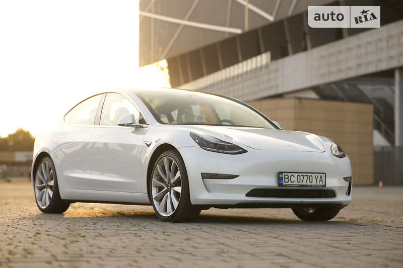 Седан Tesla Model 3 2019 в Львове