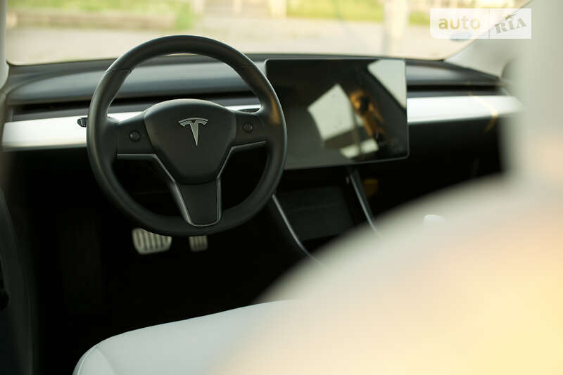 Седан Tesla Model 3 2019 в Львове
