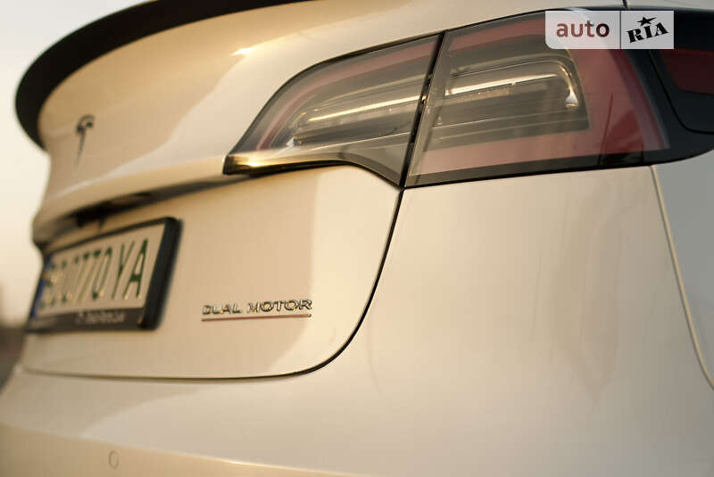 Седан Tesla Model 3 2019 в Львове