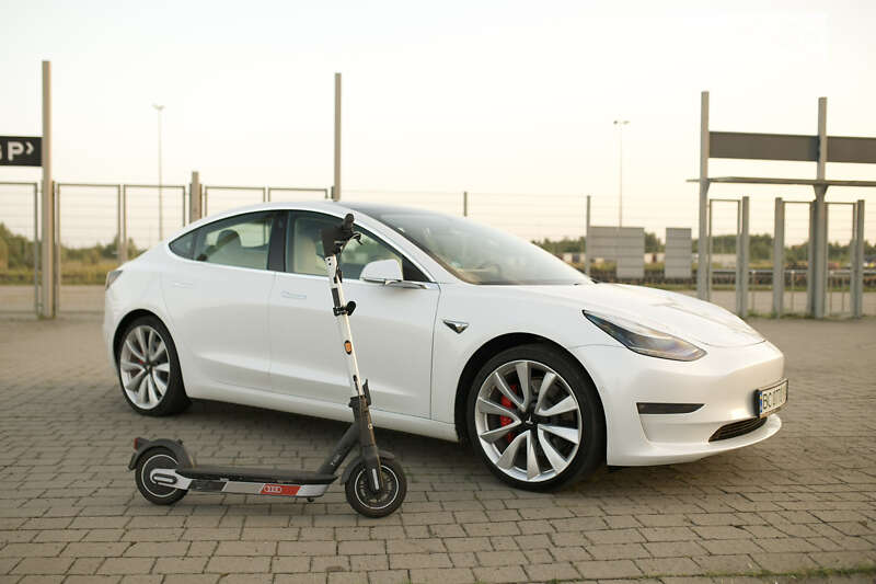 Седан Tesla Model 3 2019 в Львове