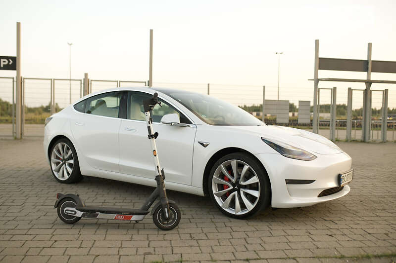 Седан Tesla Model 3 2019 в Львове