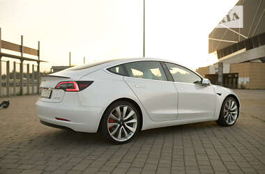 Седан Tesla Model 3 2019 в Львові