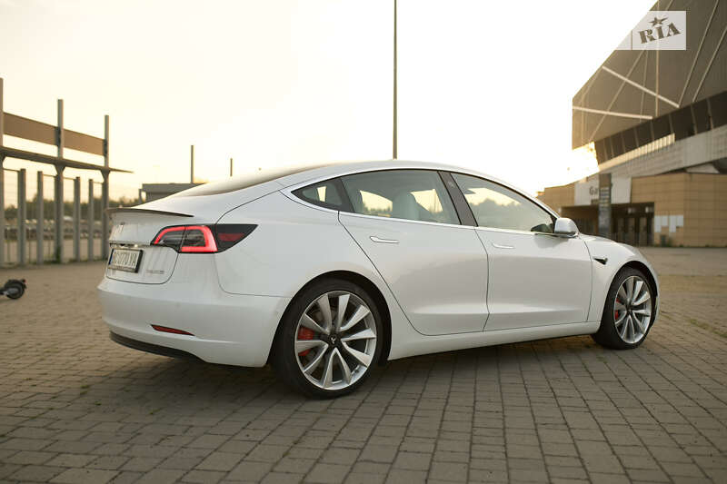 Седан Tesla Model 3 2019 в Львове