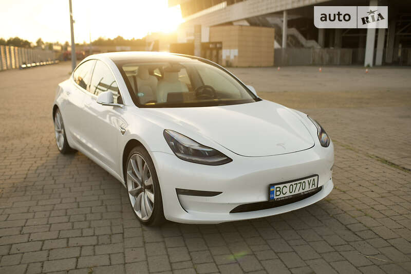 Седан Tesla Model 3 2019 в Львове