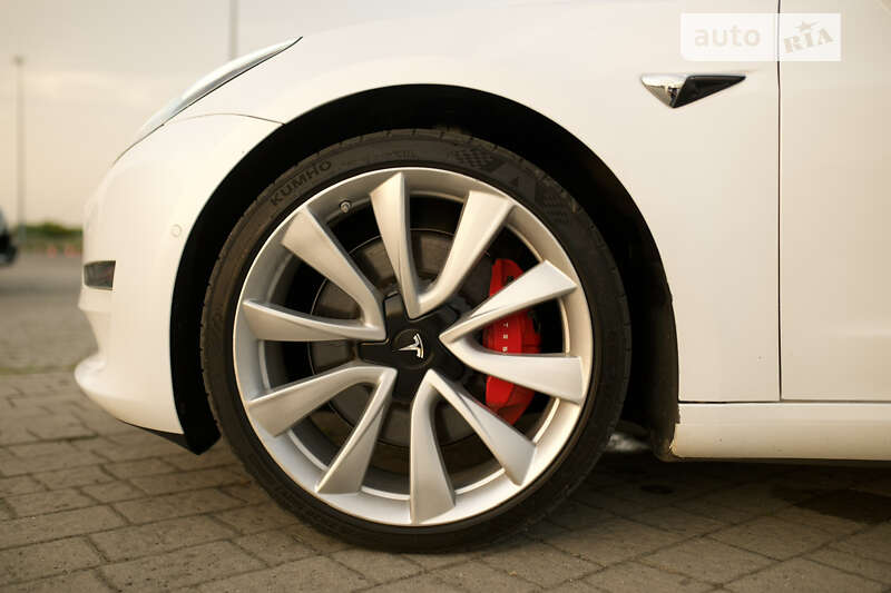 Седан Tesla Model 3 2019 в Львове