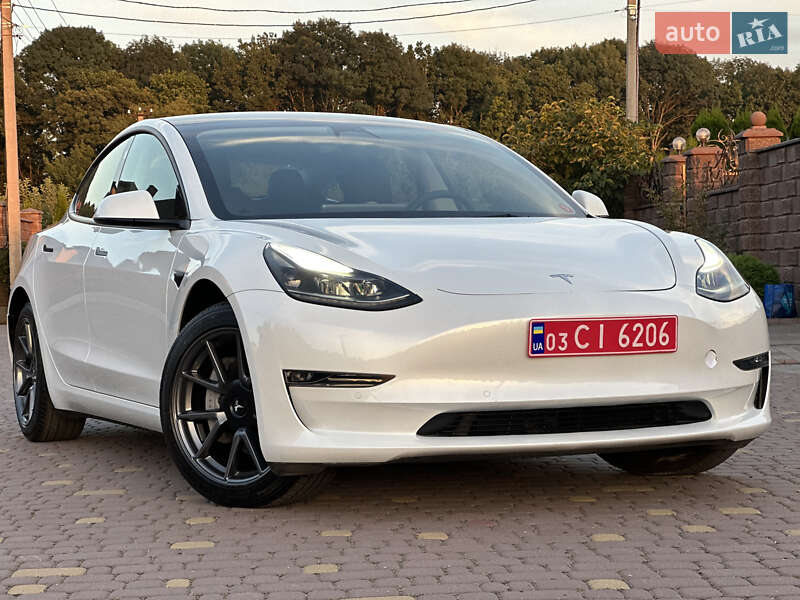 Седан Tesla Model 3 2022 в Ровно