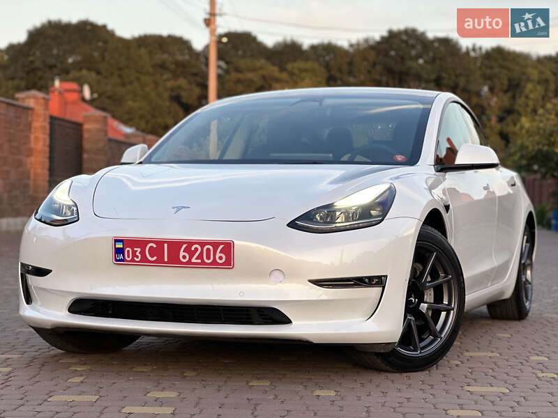 Седан Tesla Model 3 2022 в Ровно