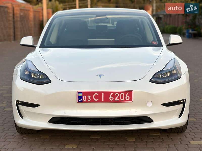 Седан Tesla Model 3 2022 в Ровно