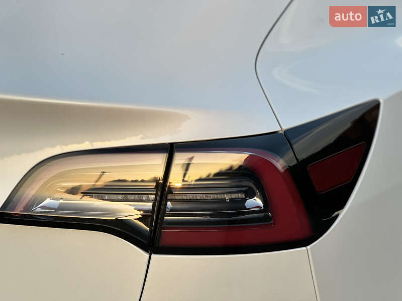 Седан Tesla Model 3 2022 в Ровно