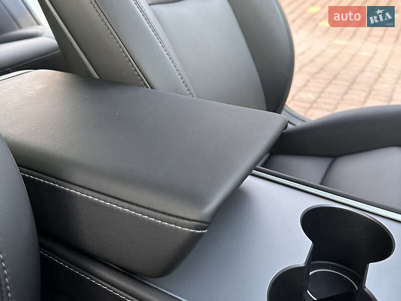 Седан Tesla Model 3 2022 в Ровно