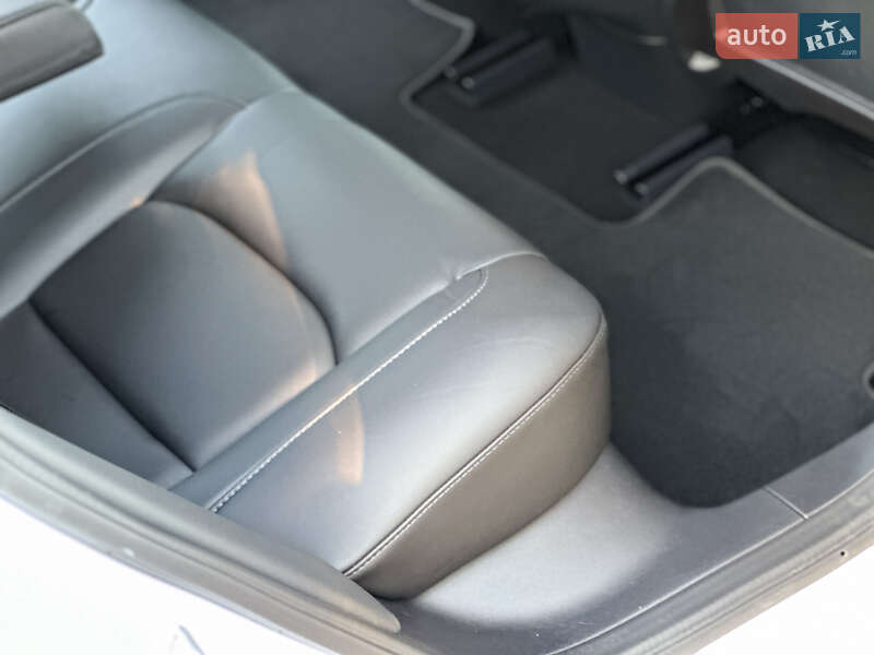 Седан Tesla Model 3 2022 в Ровно