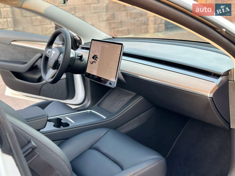 Седан Tesla Model 3 2022 в Ровно