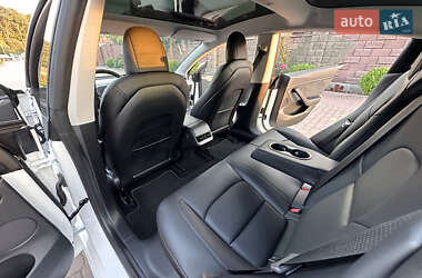 Седан Tesla Model 3 2022 в Ровно