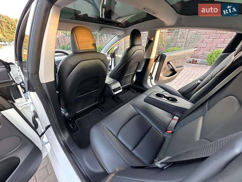 Седан Tesla Model 3 2022 в Ровно